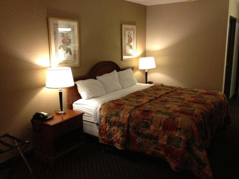 Baymont Inn & Suites By Wyndham San Marcos Room photo