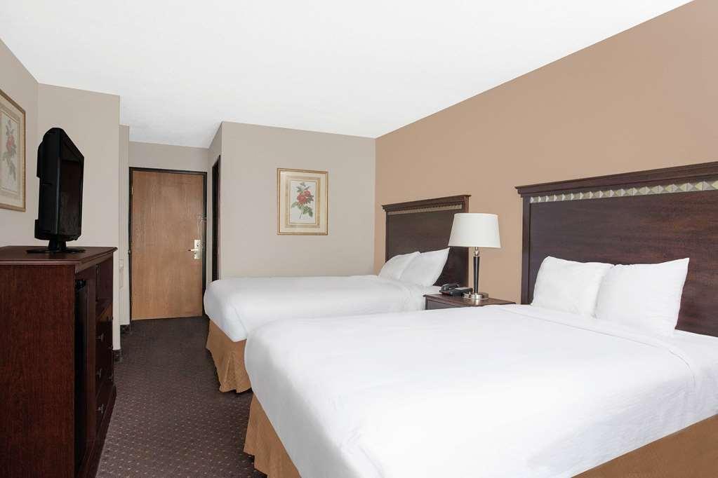 Baymont Inn & Suites By Wyndham San Marcos Room photo